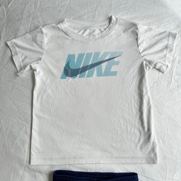 Nike 2 Piece T-Shirt & Shorts Outfit Set Boys Size 5/6 - Picture 2 of 9